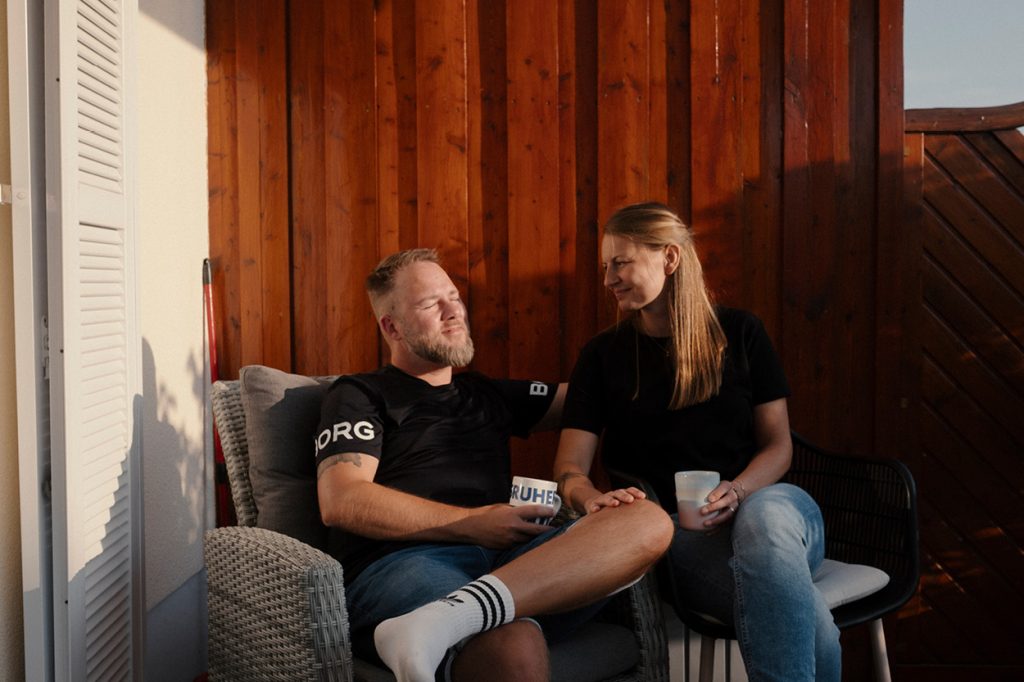 Martin sitzt mit seiner Frau beim Kaffeetrinken in der Sonne auf der Terrasse