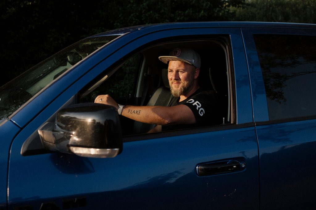 Martin sitzt in seinem Pick-up.