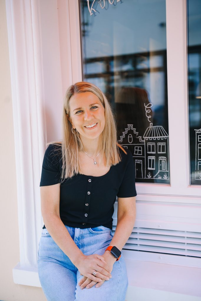 Nina Tümmers sitzt vor einem Fenster